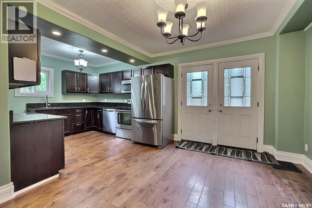 Photo 10 of 936 College Avenue, Regina SK