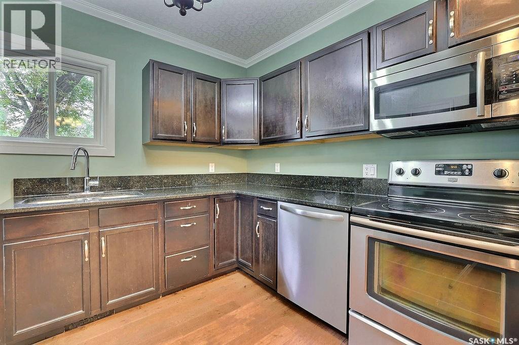 Photo 12 of 936 College Avenue, Regina SK