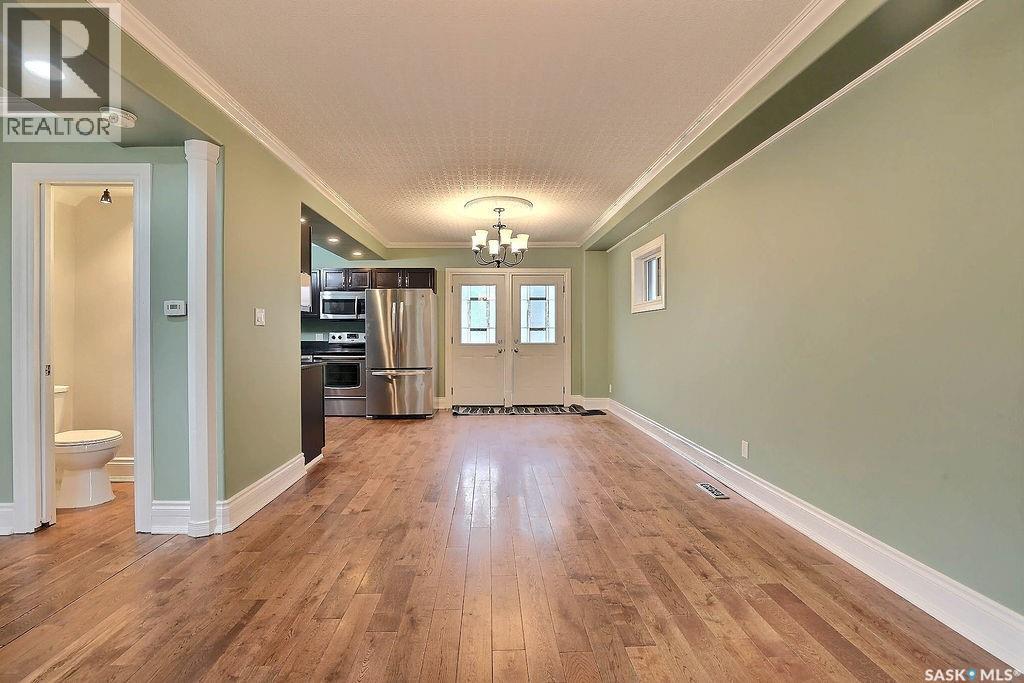 Photo 8 of 936 College Avenue, Regina SK
