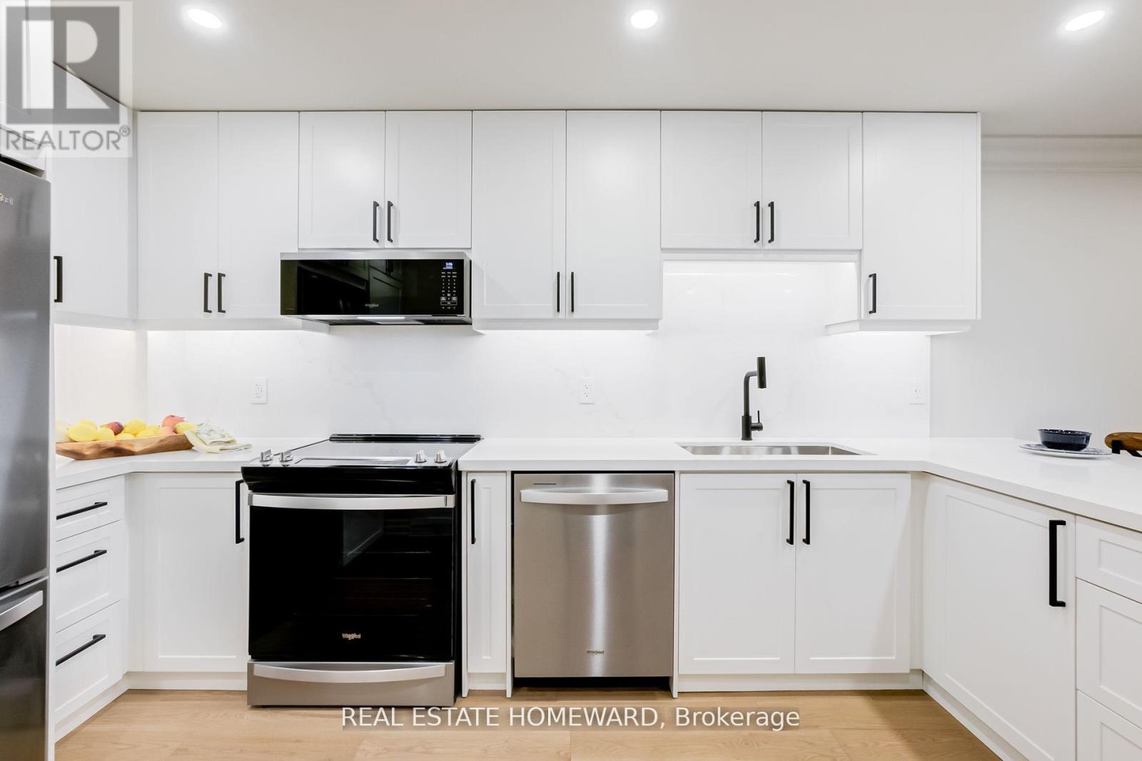 Photo 6 of Th 10 100 Arbors Lane, Vaughan ON