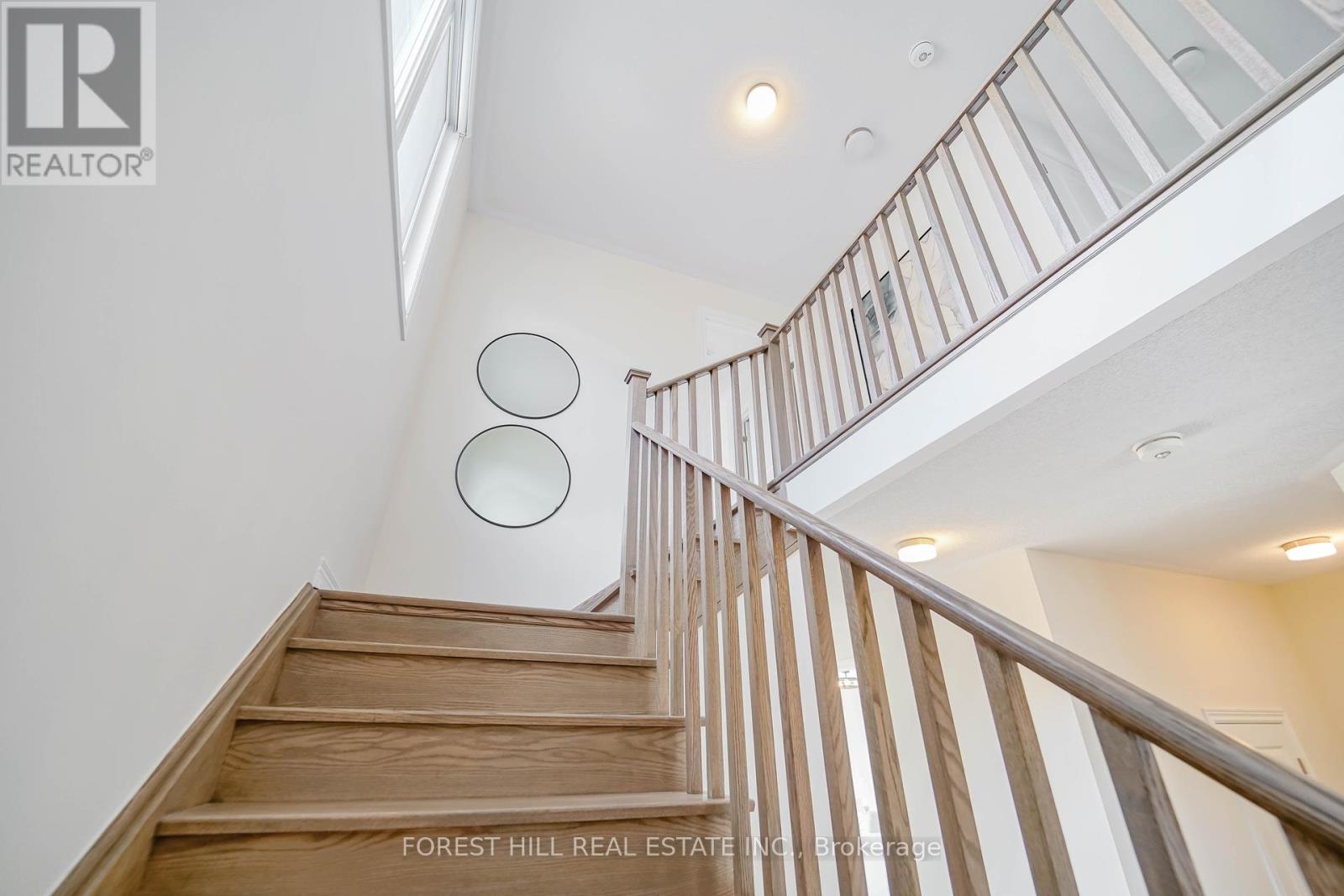 Photo 14 of 29 Kingsbury Trail, Barrie ON