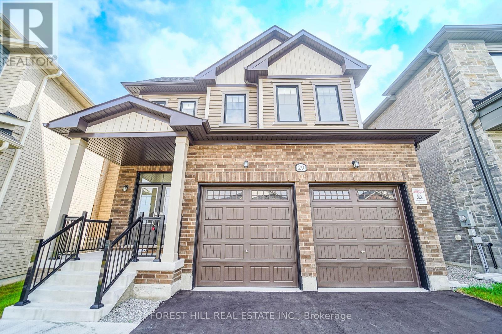 Photo 2 of 29 Kingsbury Trail, Barrie ON