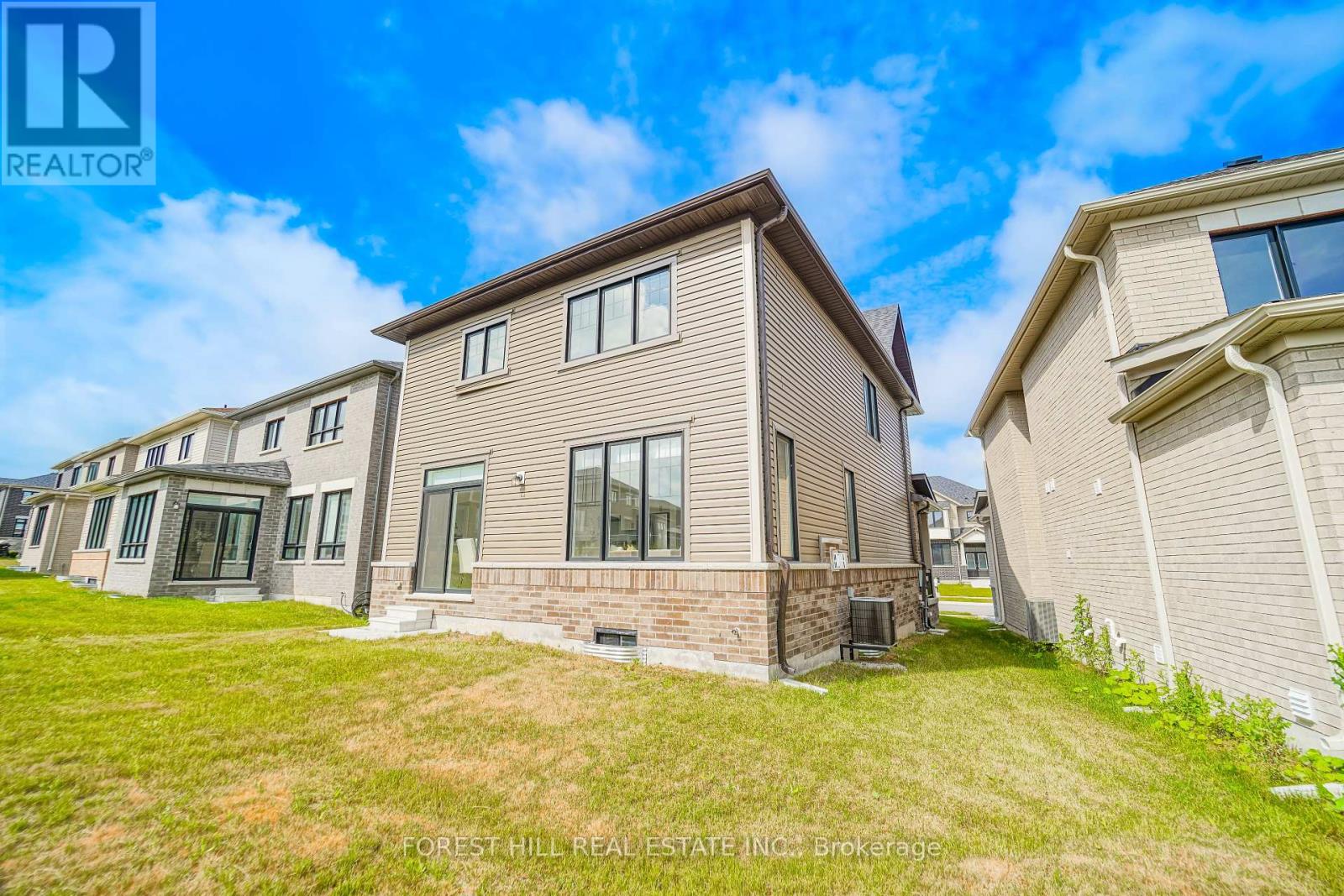 Photo 24 of 29 Kingsbury Trail, Barrie ON