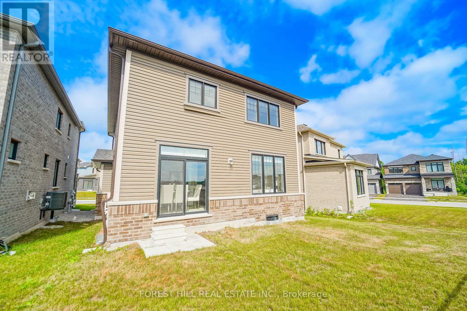 Photo 25 of 29 Kingsbury Trail, Barrie ON