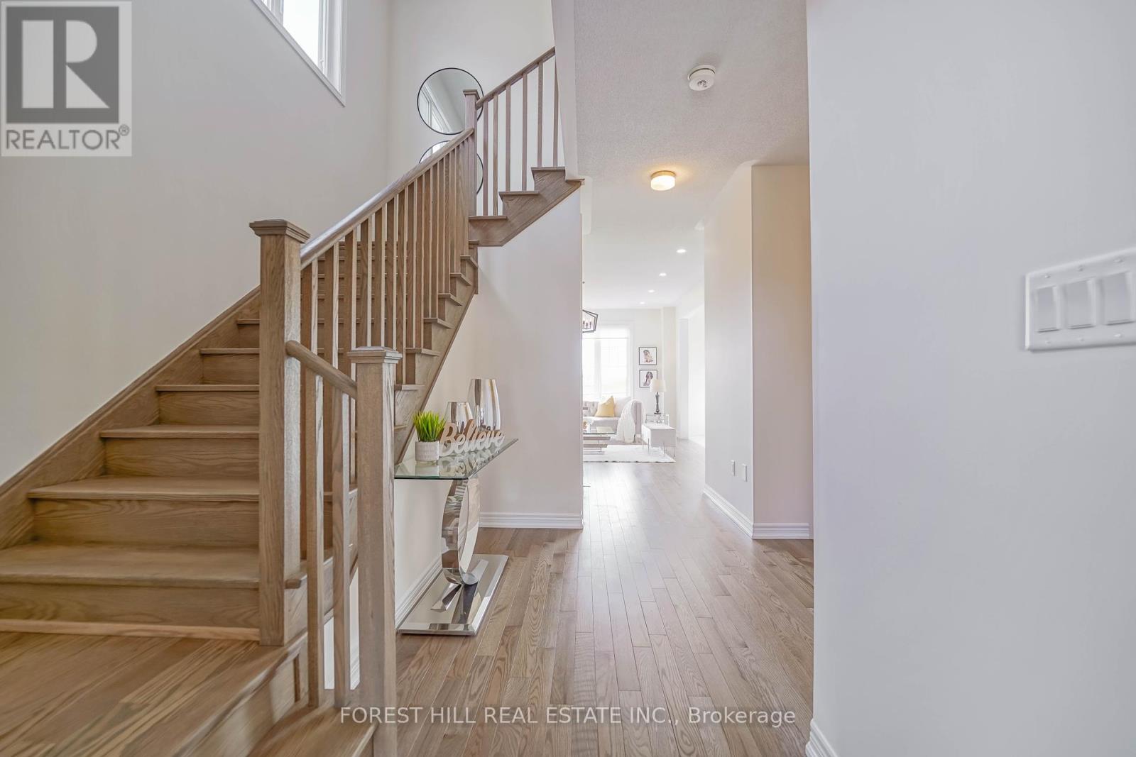 Photo 4 of 29 Kingsbury Trail, Barrie ON