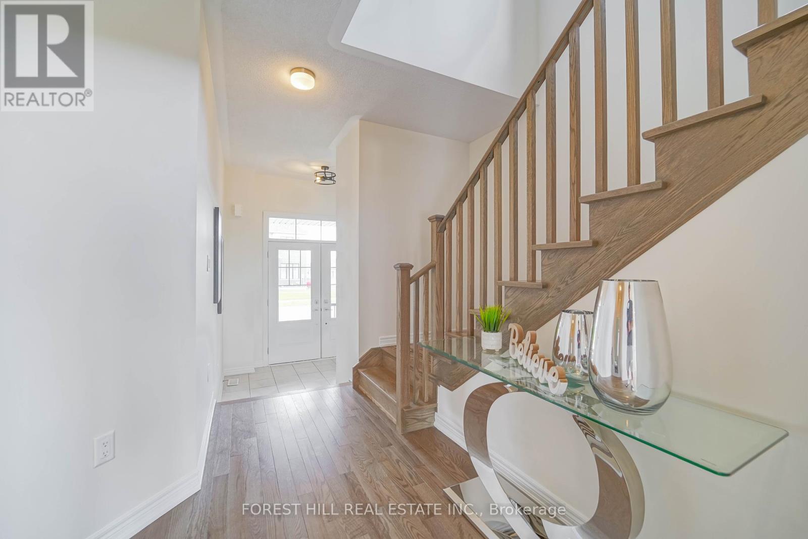 Photo 5 of 29 Kingsbury Trail, Barrie ON