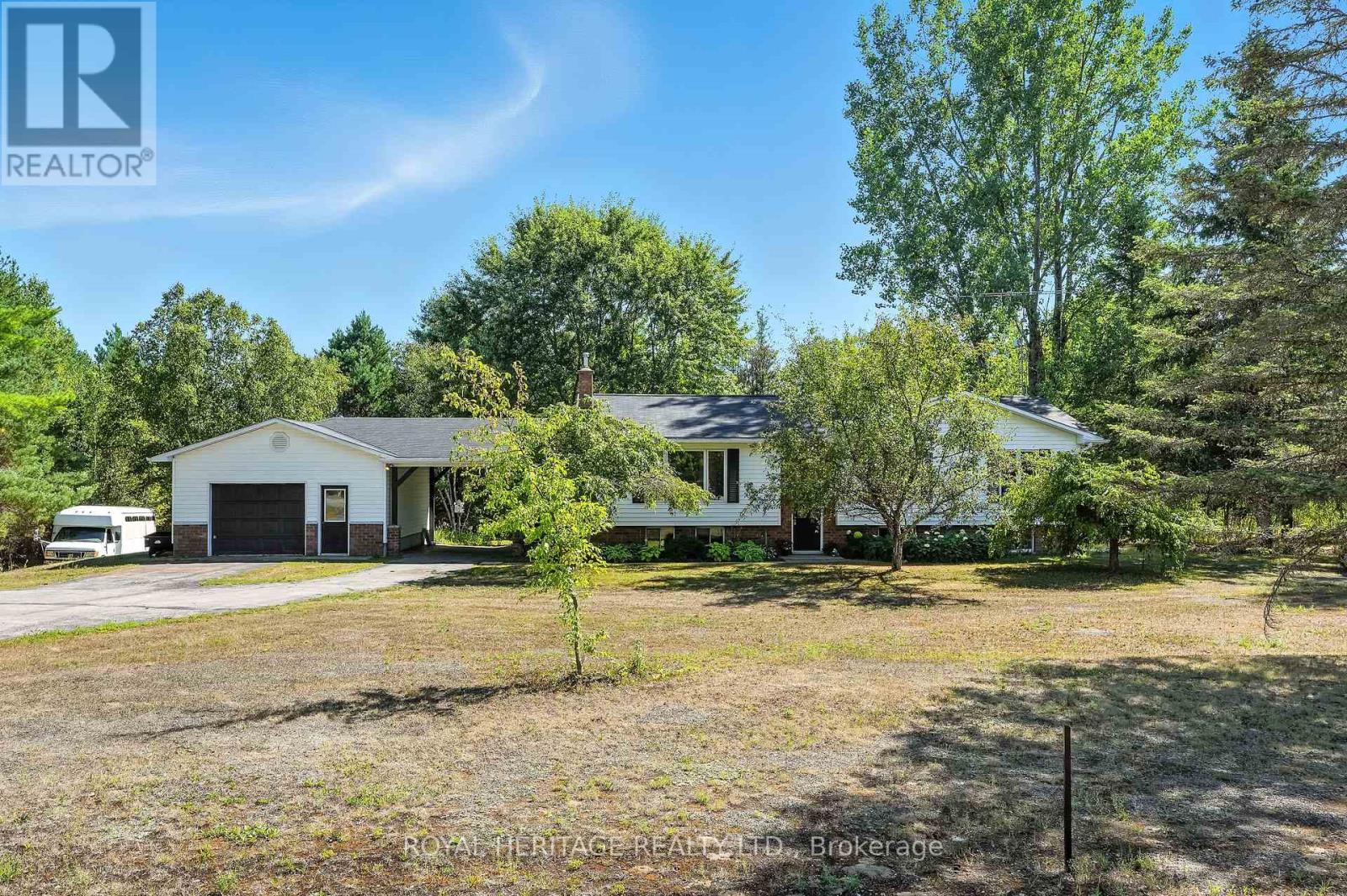 Single Family House Raised bungalow for Sale in  HALIBURTON COUNTY ROAD  ROAD Highlands East (Glamorgan) 