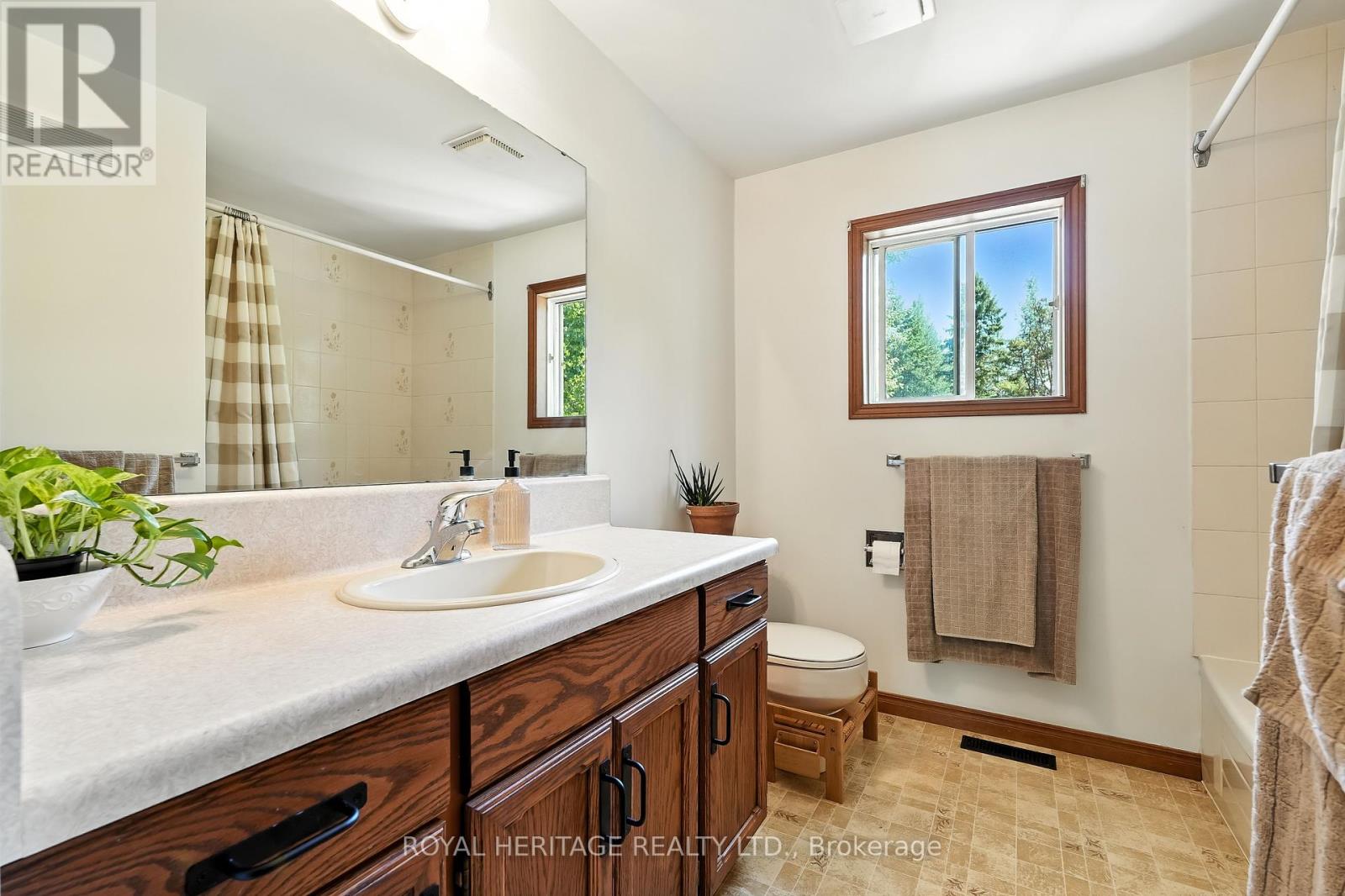 Single Family House Raised bungalow for Sale in  HALIBURTON COUNTY ROAD  ROAD Highlands East (Glamorgan) 