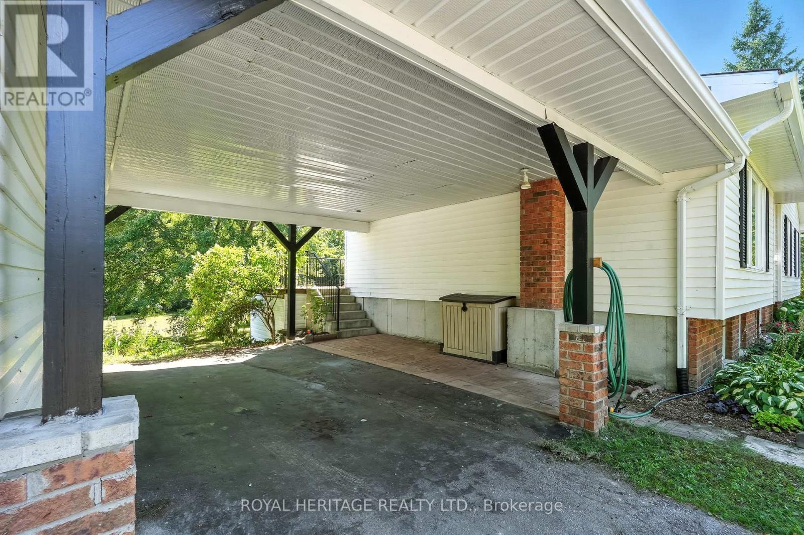 Single Family House Raised bungalow for Sale in  HALIBURTON COUNTY ROAD  ROAD Highlands East (Glamorgan) 