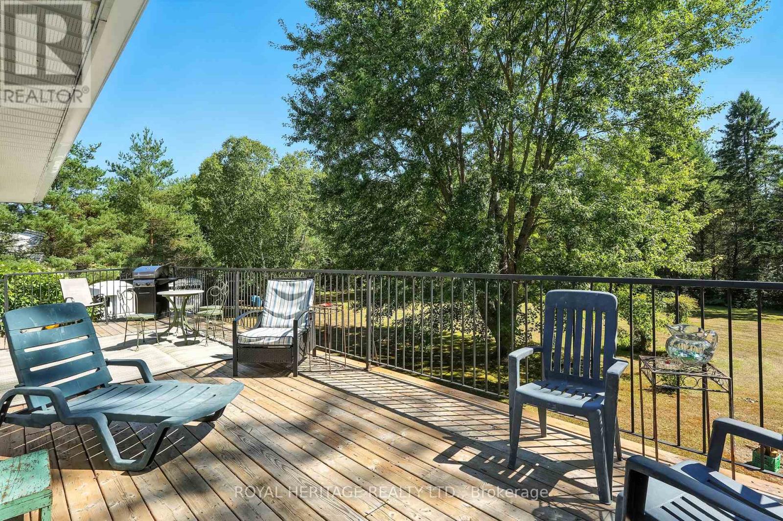 Single Family House Raised bungalow for Sale in  HALIBURTON COUNTY ROAD  ROAD Highlands East (Glamorgan) 