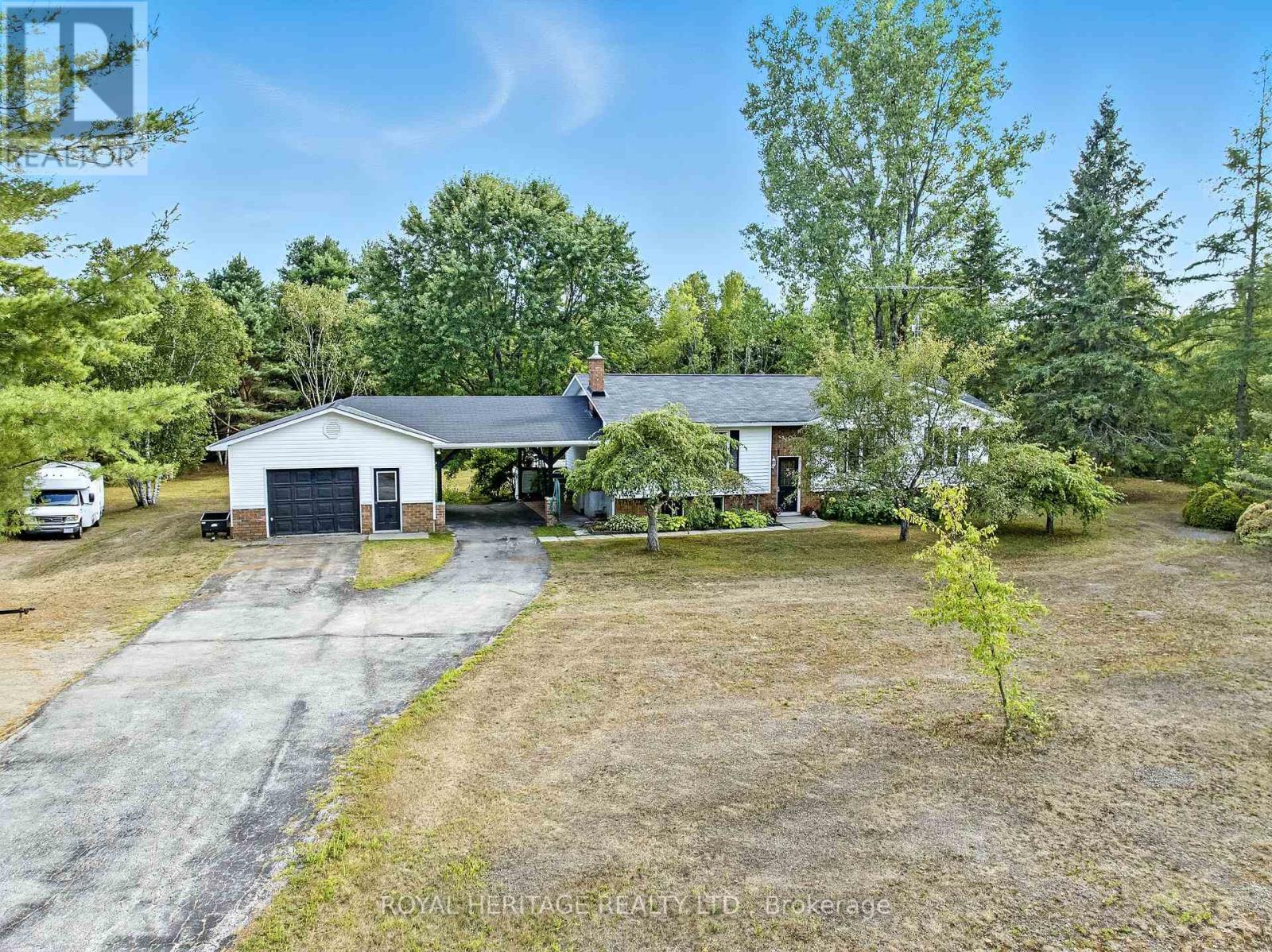 Single Family House Raised bungalow for Sale in  HALIBURTON COUNTY ROAD  ROAD Highlands East (Glamorgan) 