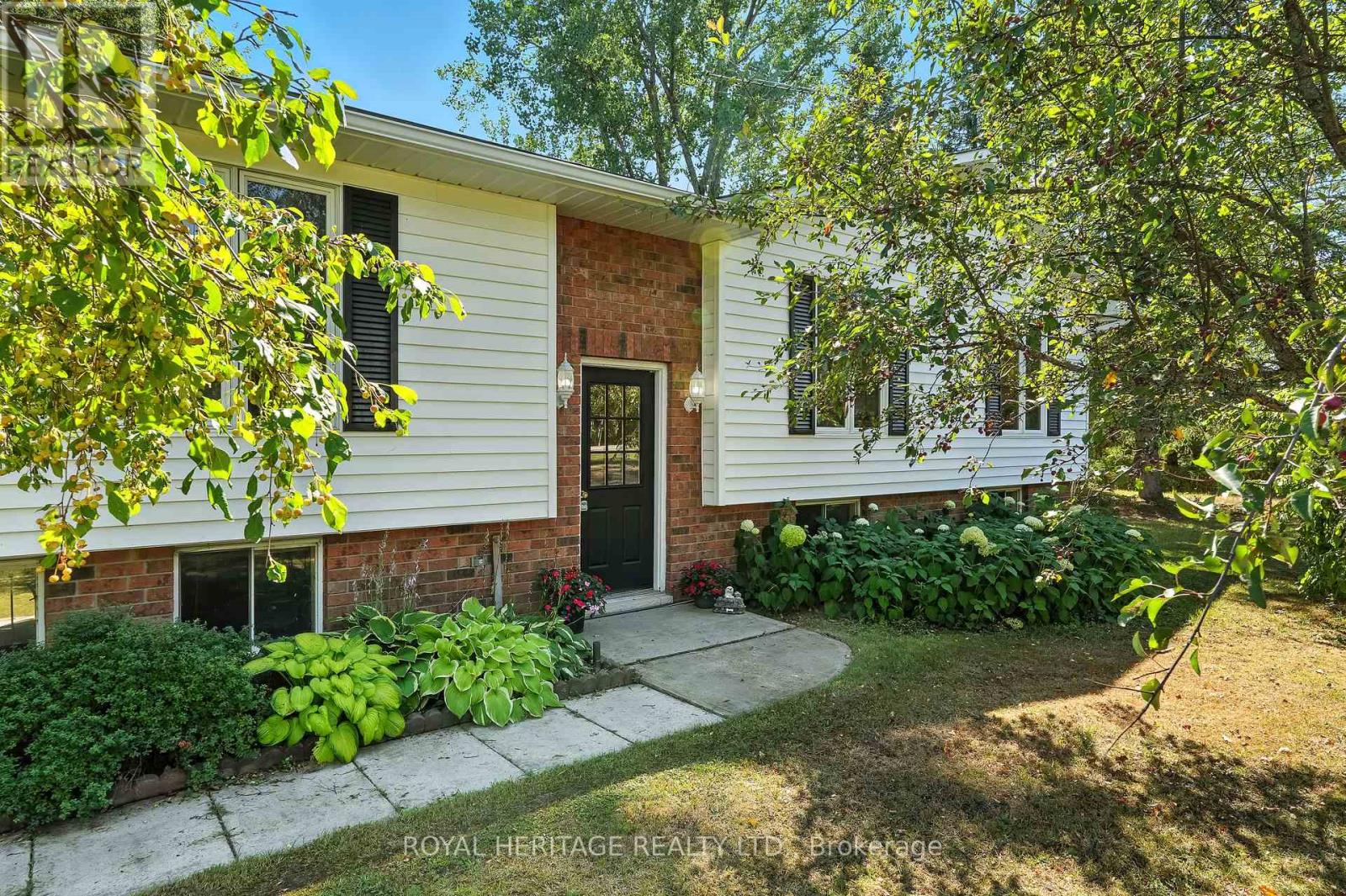 Single Family House Raised bungalow for Sale in  HALIBURTON COUNTY ROAD  ROAD Highlands East (Glamorgan) 