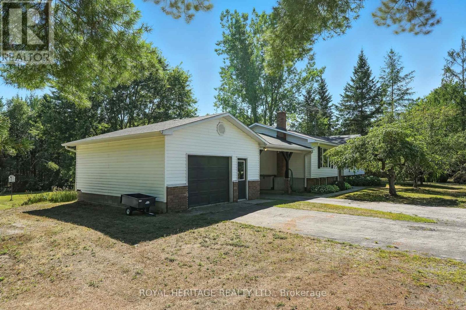 Single Family House Raised bungalow for Sale in  HALIBURTON COUNTY ROAD  ROAD Highlands East (Glamorgan) 