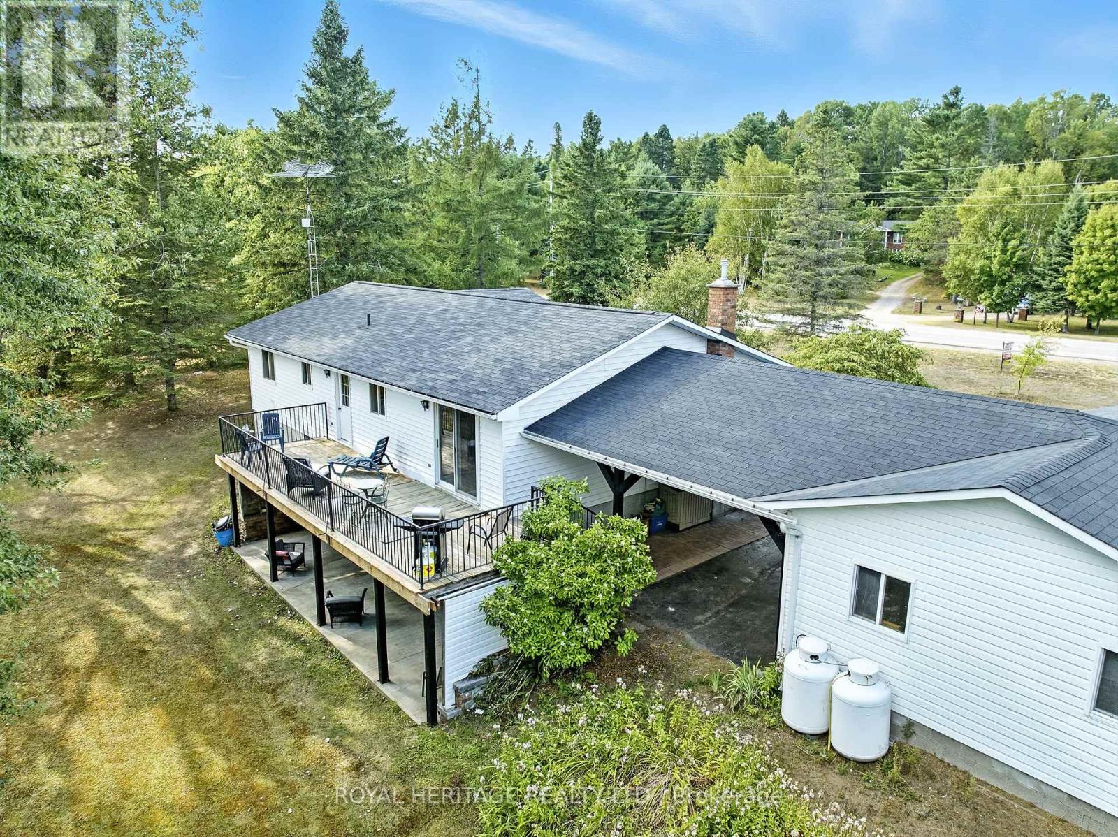 Single Family House Raised bungalow for Sale in  HALIBURTON COUNTY ROAD  ROAD Highlands East (Glamorgan) 