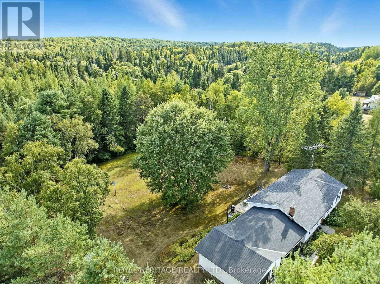 Single Family House Raised bungalow for Sale in  HALIBURTON COUNTY ROAD  ROAD Highlands East (Glamorgan) 