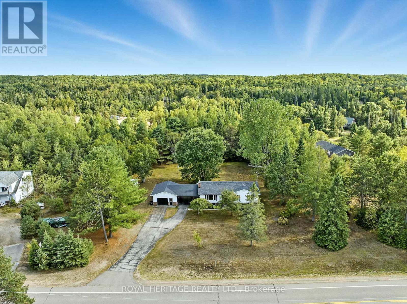 Single Family House Raised bungalow for Sale in  HALIBURTON COUNTY ROAD  ROAD Highlands East (Glamorgan) 
