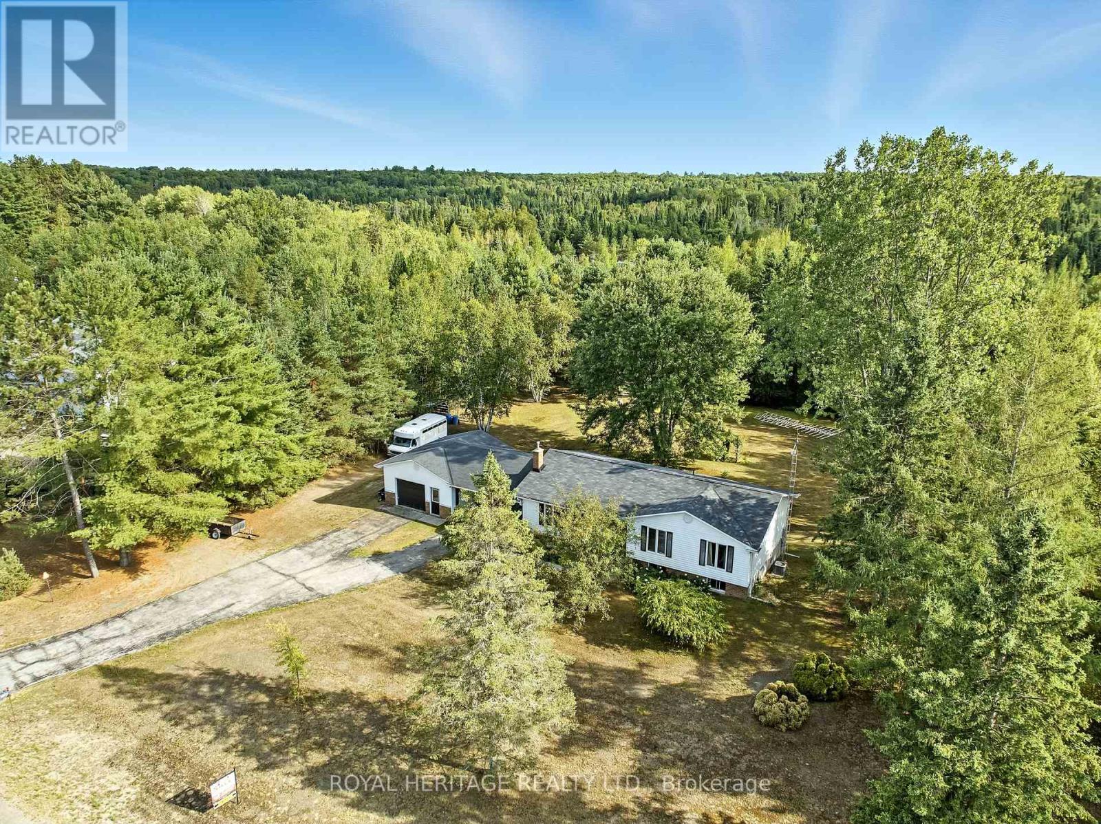 Single Family House Raised bungalow for Sale in  HALIBURTON COUNTY ROAD  ROAD Highlands East (Glamorgan) 