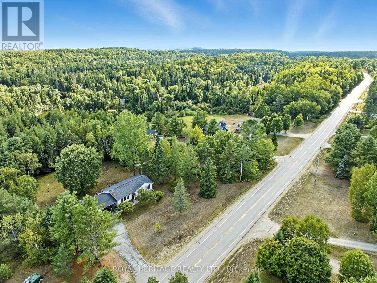 Single Family House Raised bungalow for Sale in  HALIBURTON COUNTY ROAD  ROAD Highlands East (Glamorgan) 