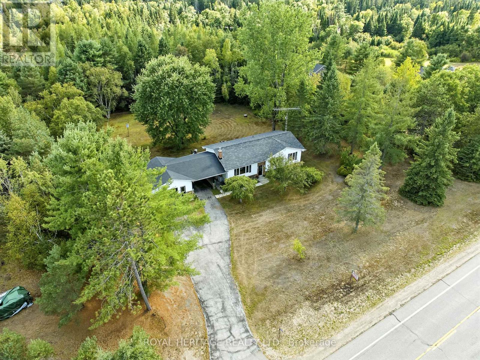 Single Family House Raised bungalow for Sale in  HALIBURTON COUNTY ROAD  ROAD Highlands East (Glamorgan) 