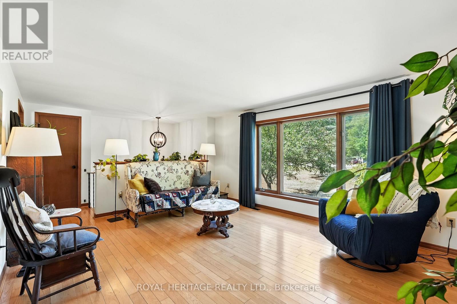 Single Family House Raised bungalow for Sale in  HALIBURTON COUNTY ROAD  ROAD Highlands East (Glamorgan) 