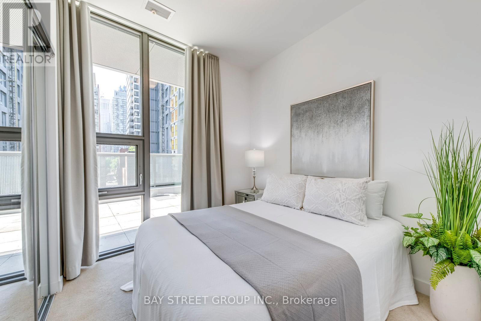 Photo 22 of 405 11 Wellesley Street W, Toronto ON