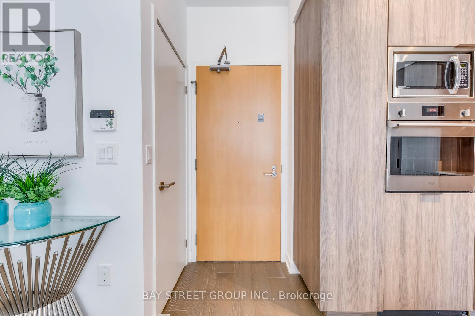Photo 4 of 405 11 Wellesley Street W, Toronto ON