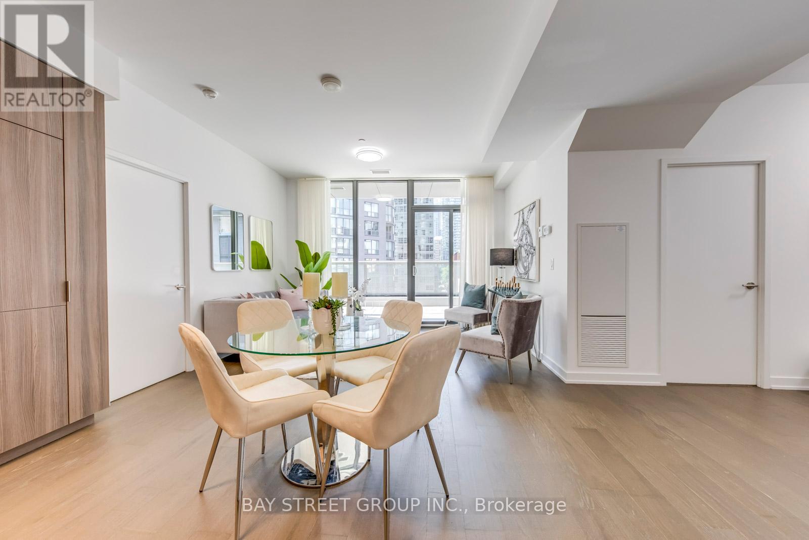 Photo 5 of 405 11 Wellesley Street W, Toronto ON
