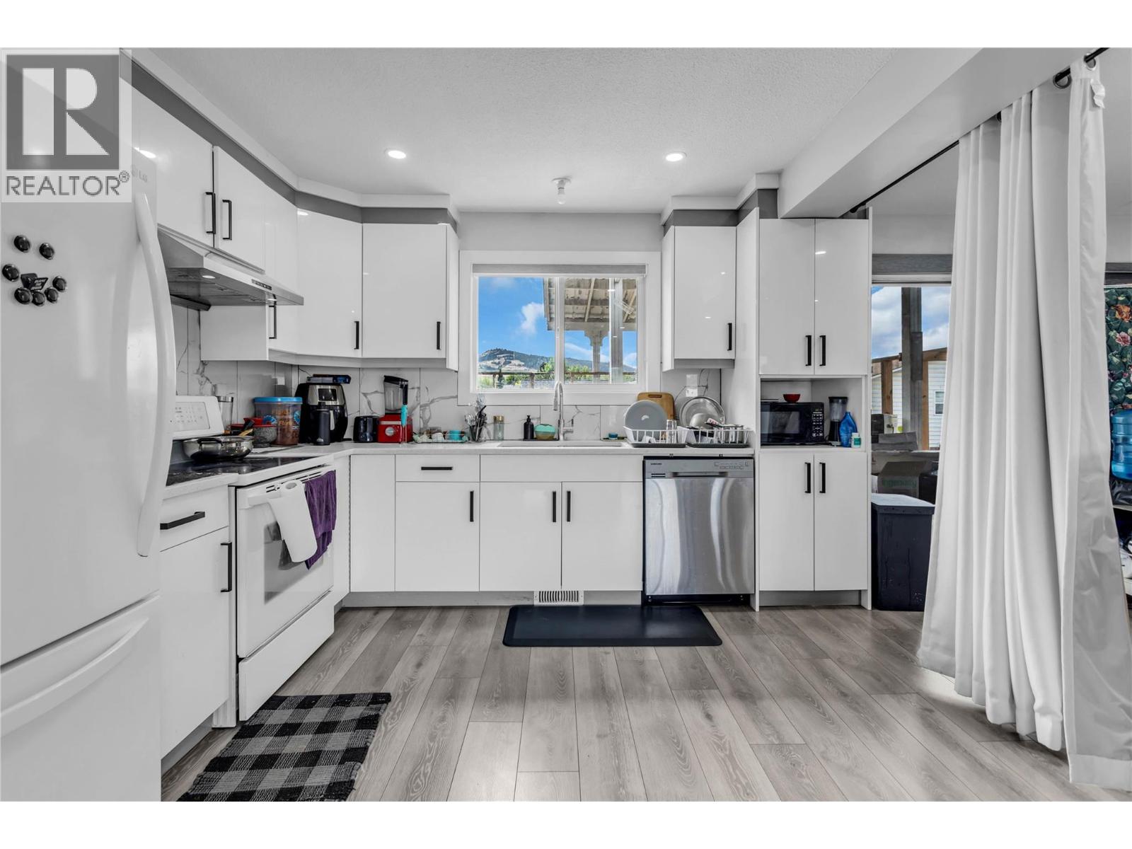Photo 14 of 4210 17 Avenue, Vernon BC