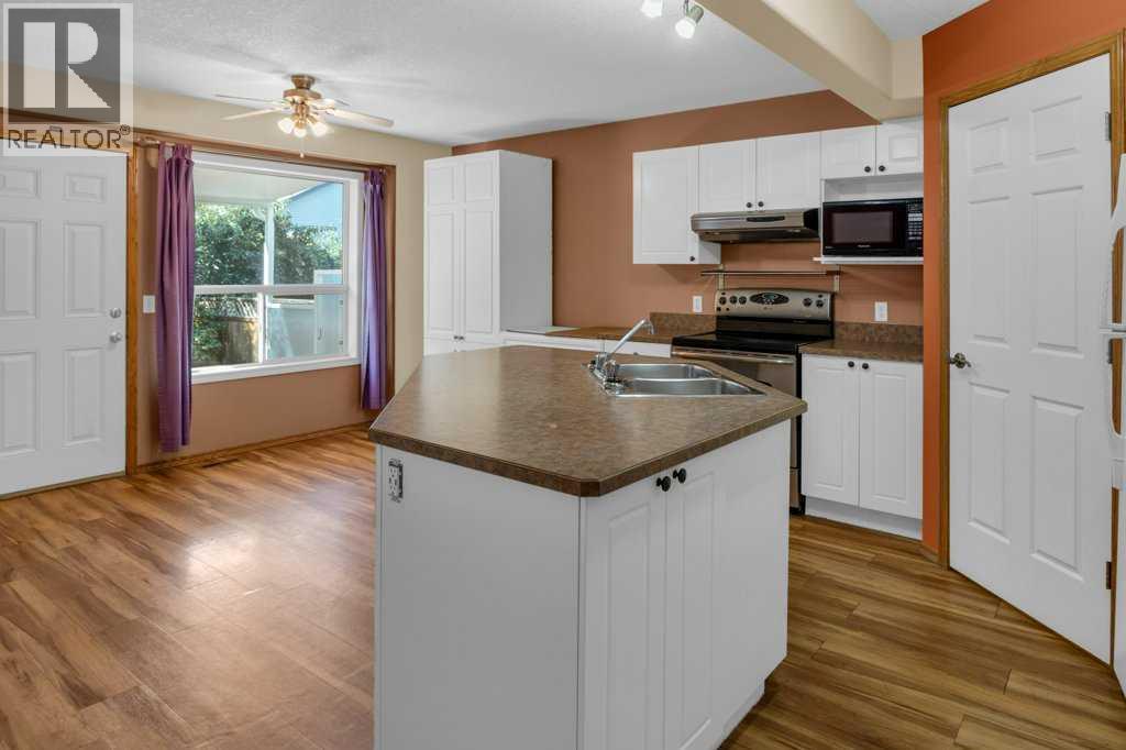 Single Family House for Sale in  Douglas Glen Grove SE Douglasdale/Glen Calgary 