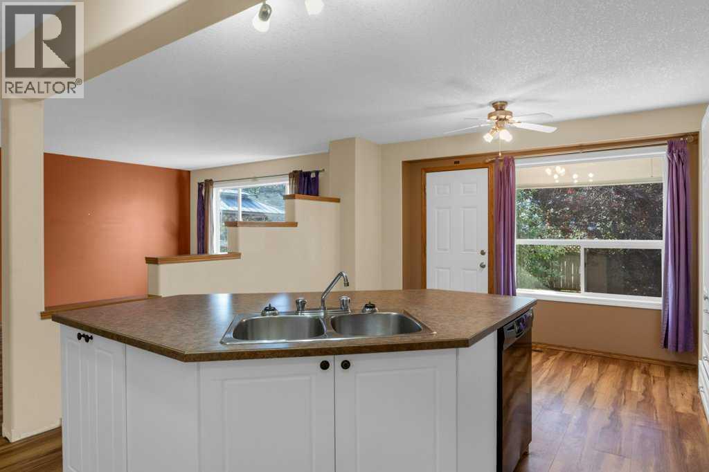 Single Family House for Sale in  Douglas Glen Grove SE Douglasdale/Glen Calgary 