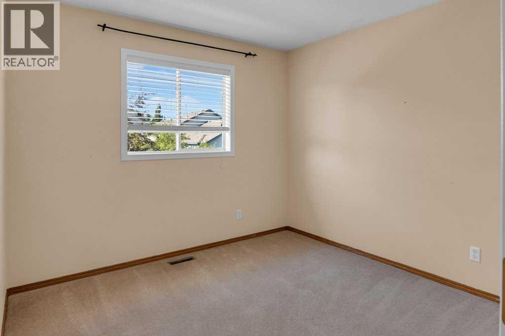 Single Family House for Sale in  Douglas Glen Grove SE Douglasdale/Glen Calgary 