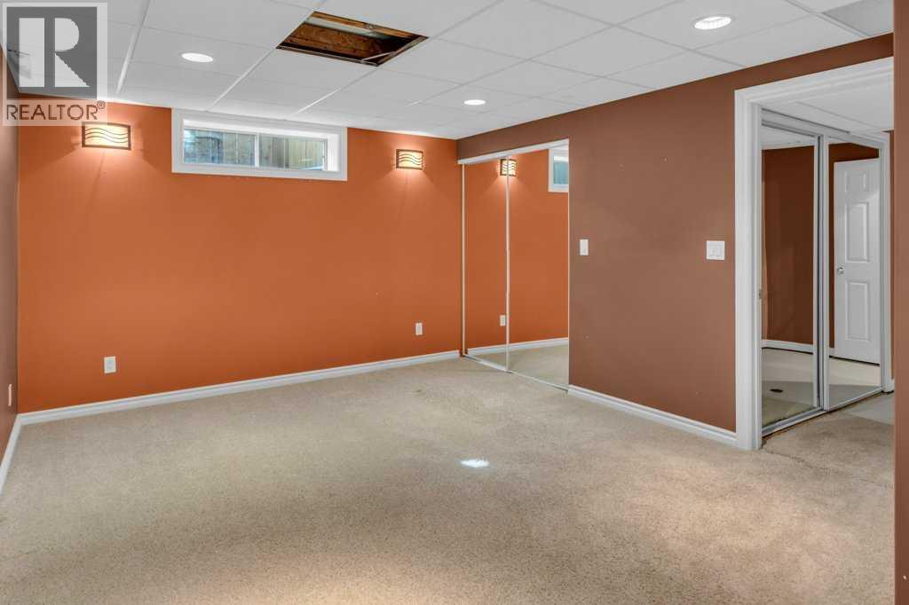 Single Family House for Sale in  Douglas Glen Grove SE Douglasdale/Glen Calgary 