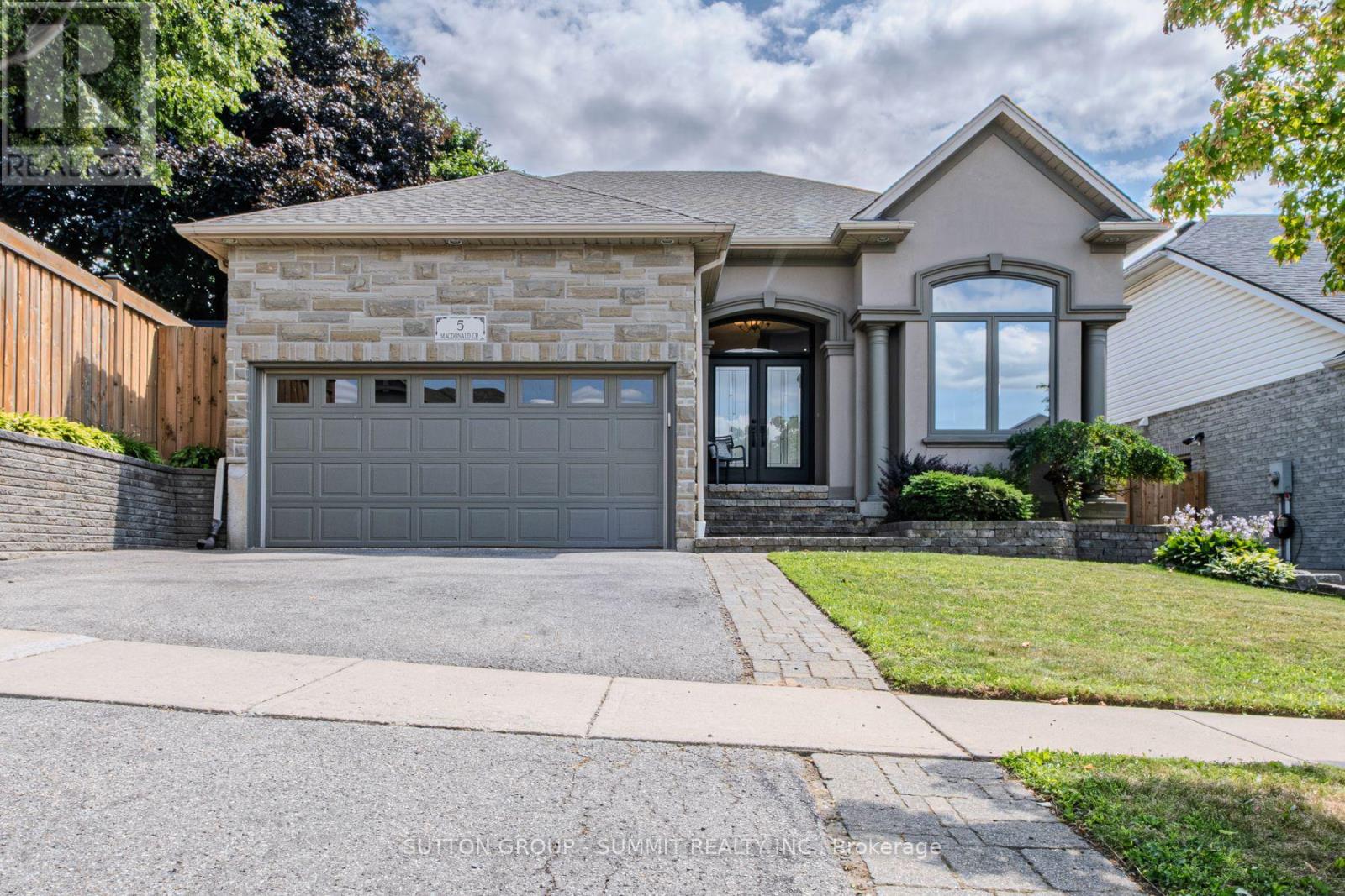 Photo 1 of 5 Macdonald Crescent, Brantford ON