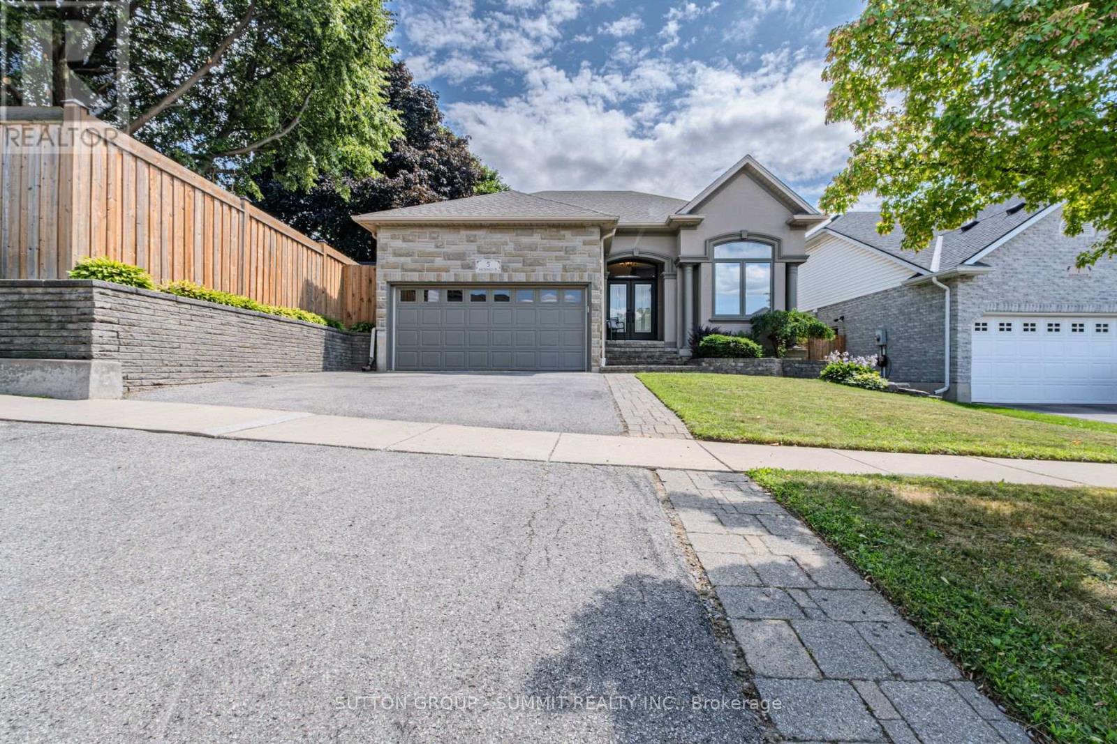 Photo 2 of 5 Macdonald Crescent, Brantford ON