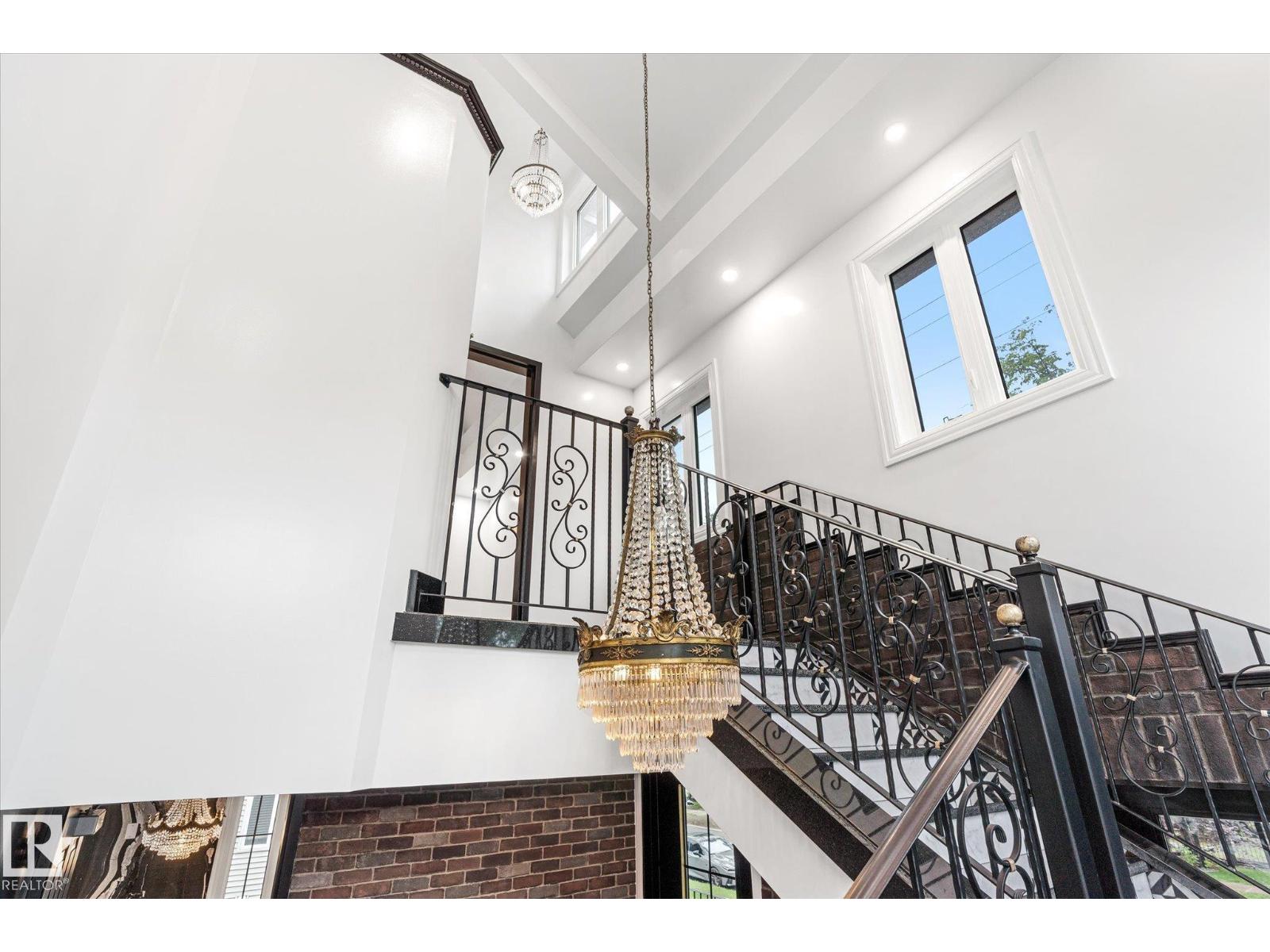 Photo 17 of 11833 102 Av Nw, Edmonton AB
