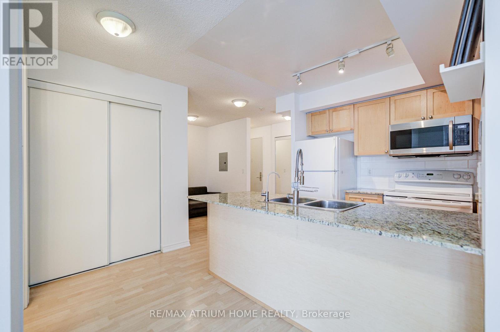 Photo 8 of 1709 761 Bay Street, Toronto ON