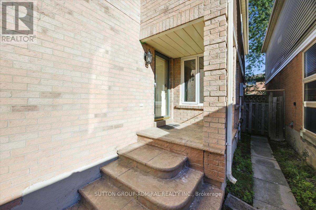 Photo 2 of 137 Chelwood Drive, Vaughan ON