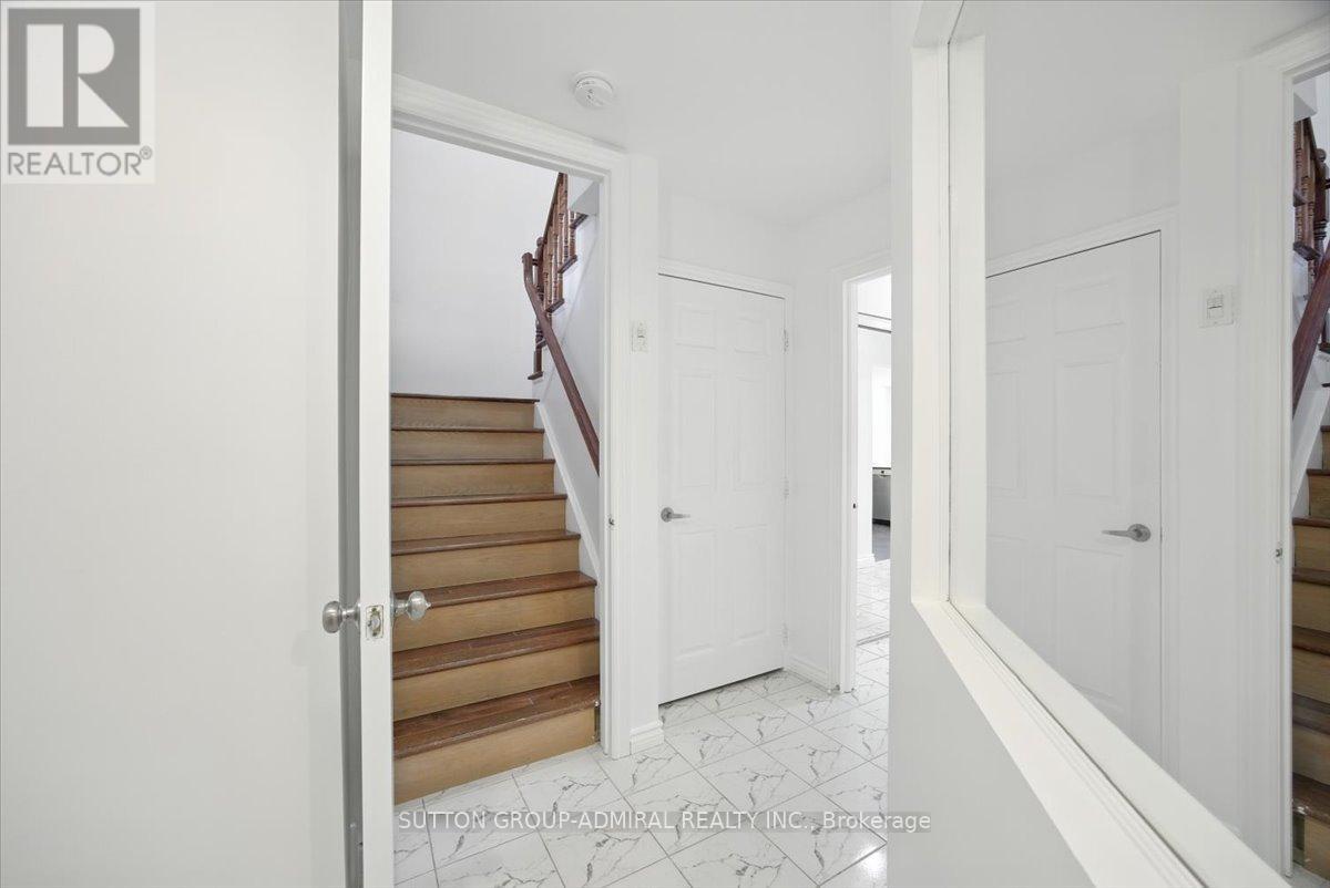 Photo 3 of 137 Chelwood Drive, Vaughan ON
