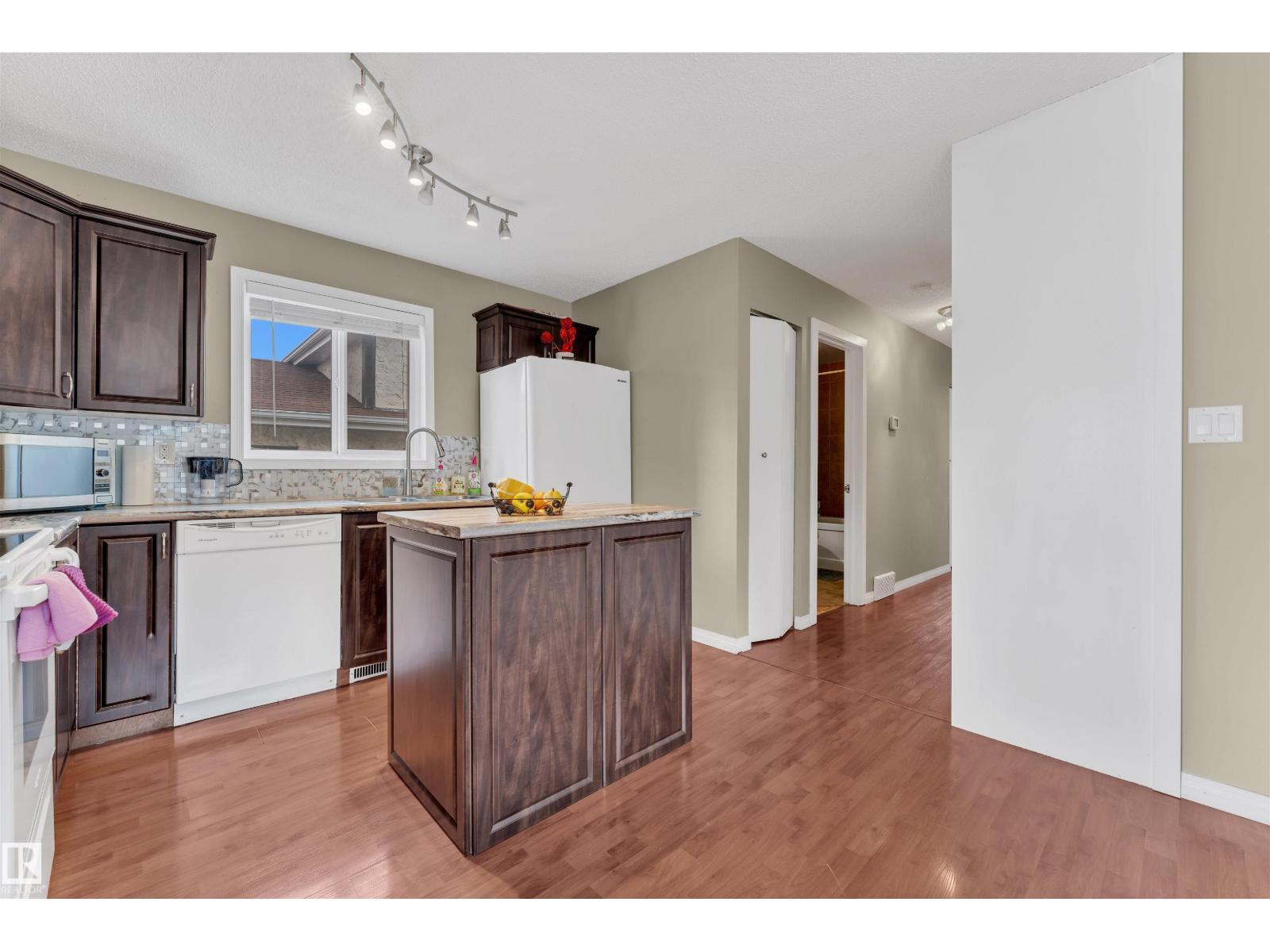Photo 10 of 18615 75 Av Nw, Edmonton AB