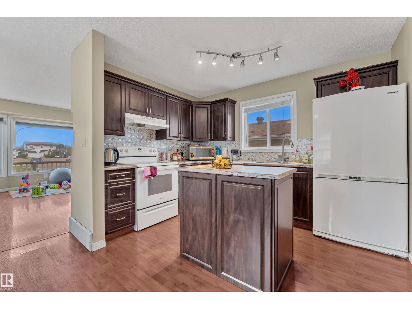 Photo 12 of 18615 75 Av Nw, Edmonton AB