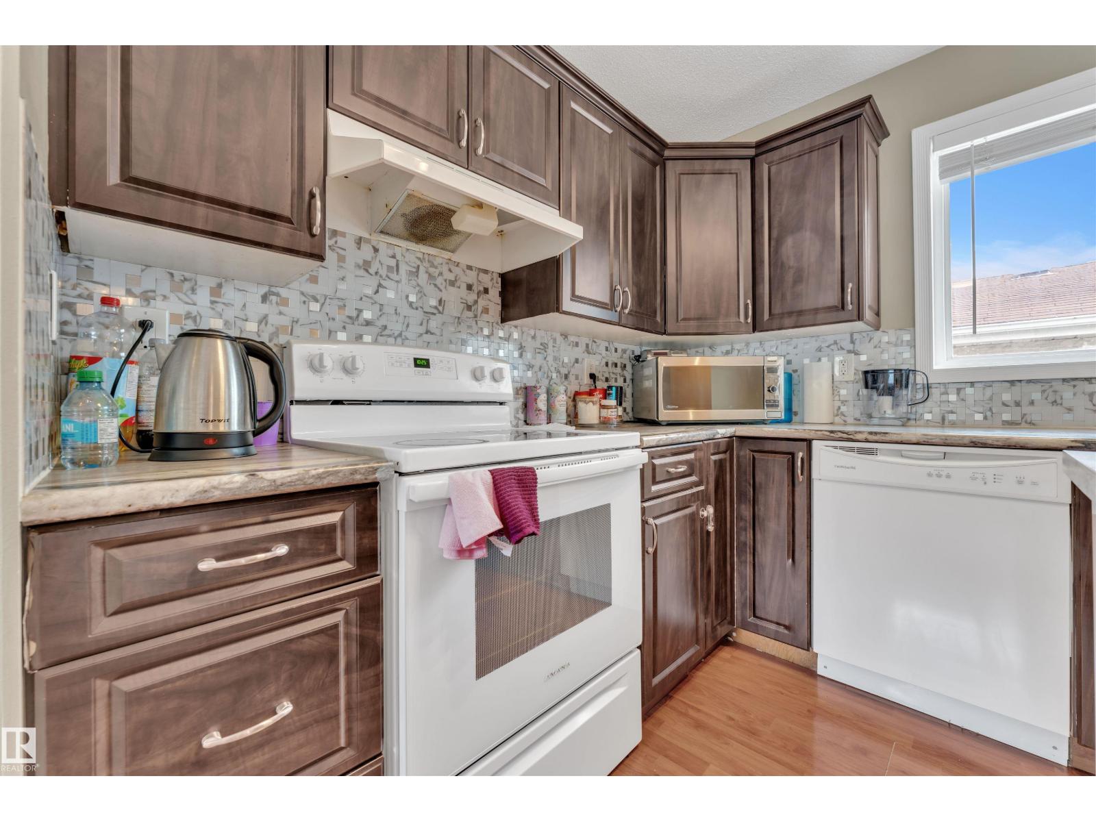 Photo 13 of 18615 75 Av Nw, Edmonton AB