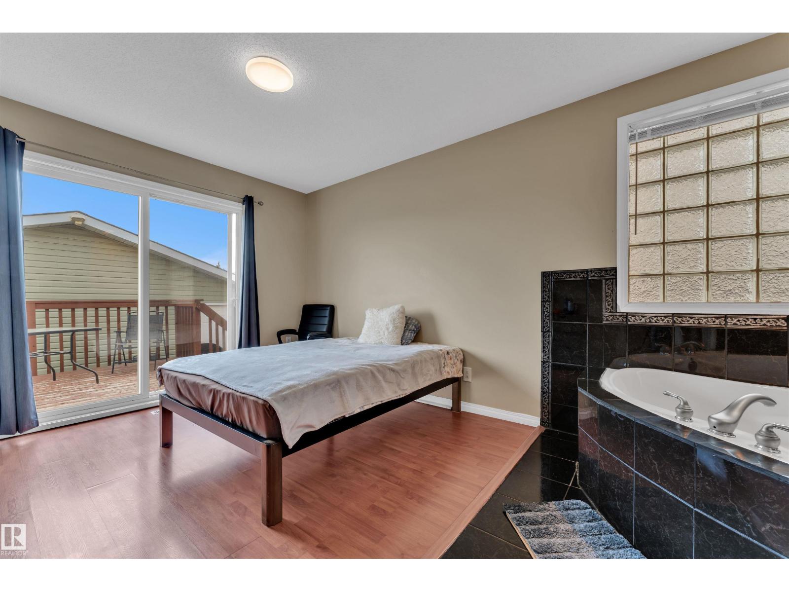 Photo 18 of 18615 75 Av Nw, Edmonton AB