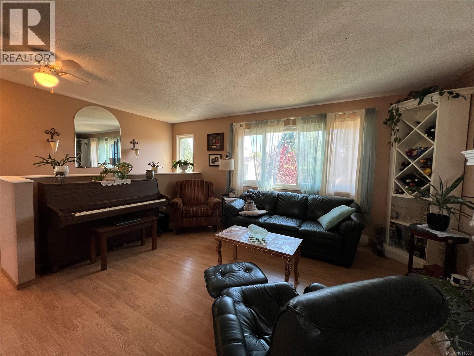 Photo 10 of 539 Rowan Ave, Parksville BC