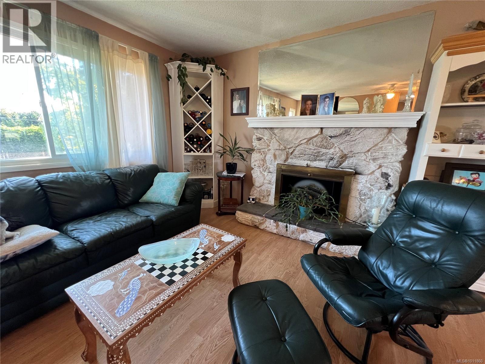 Photo 11 of 539 Rowan Ave, Parksville BC