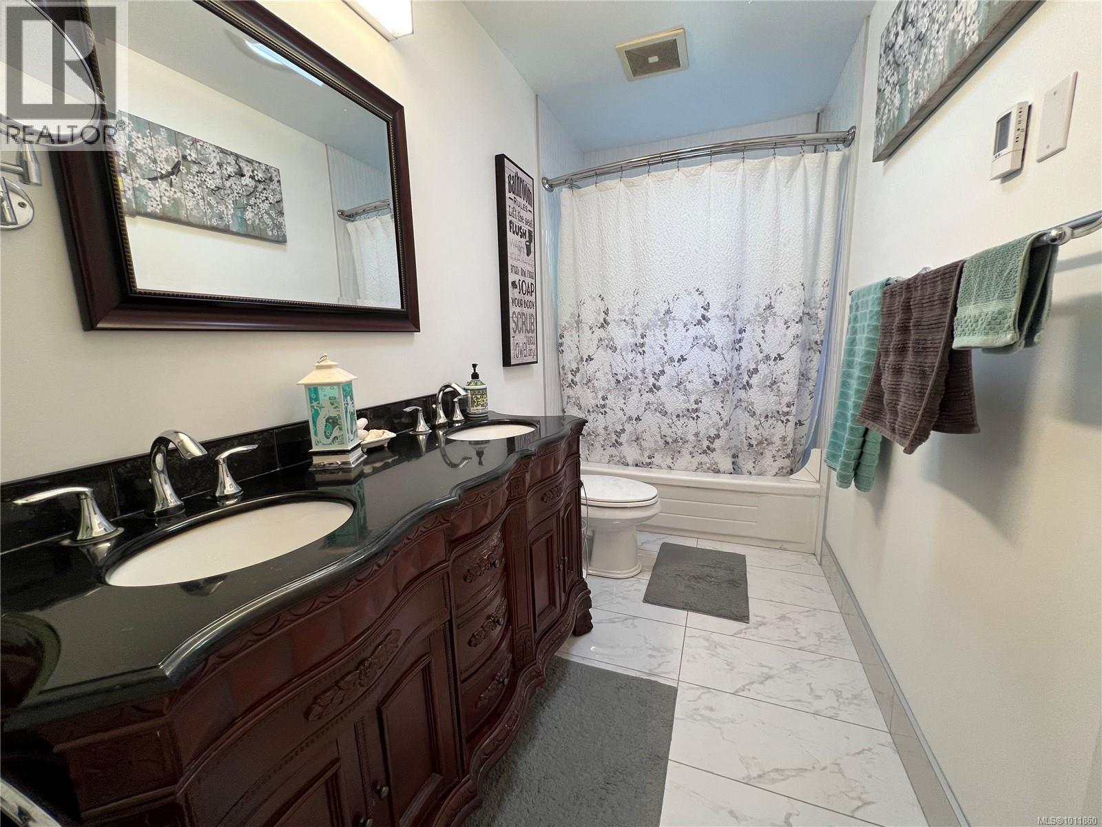 Photo 12 of 539 Rowan Ave, Parksville BC