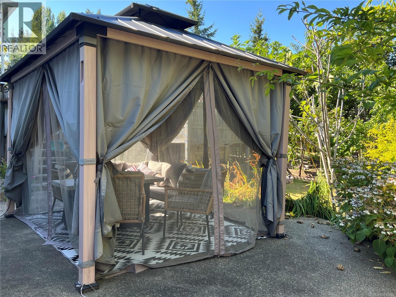 Photo 30 of 539 Rowan Ave, Parksville BC