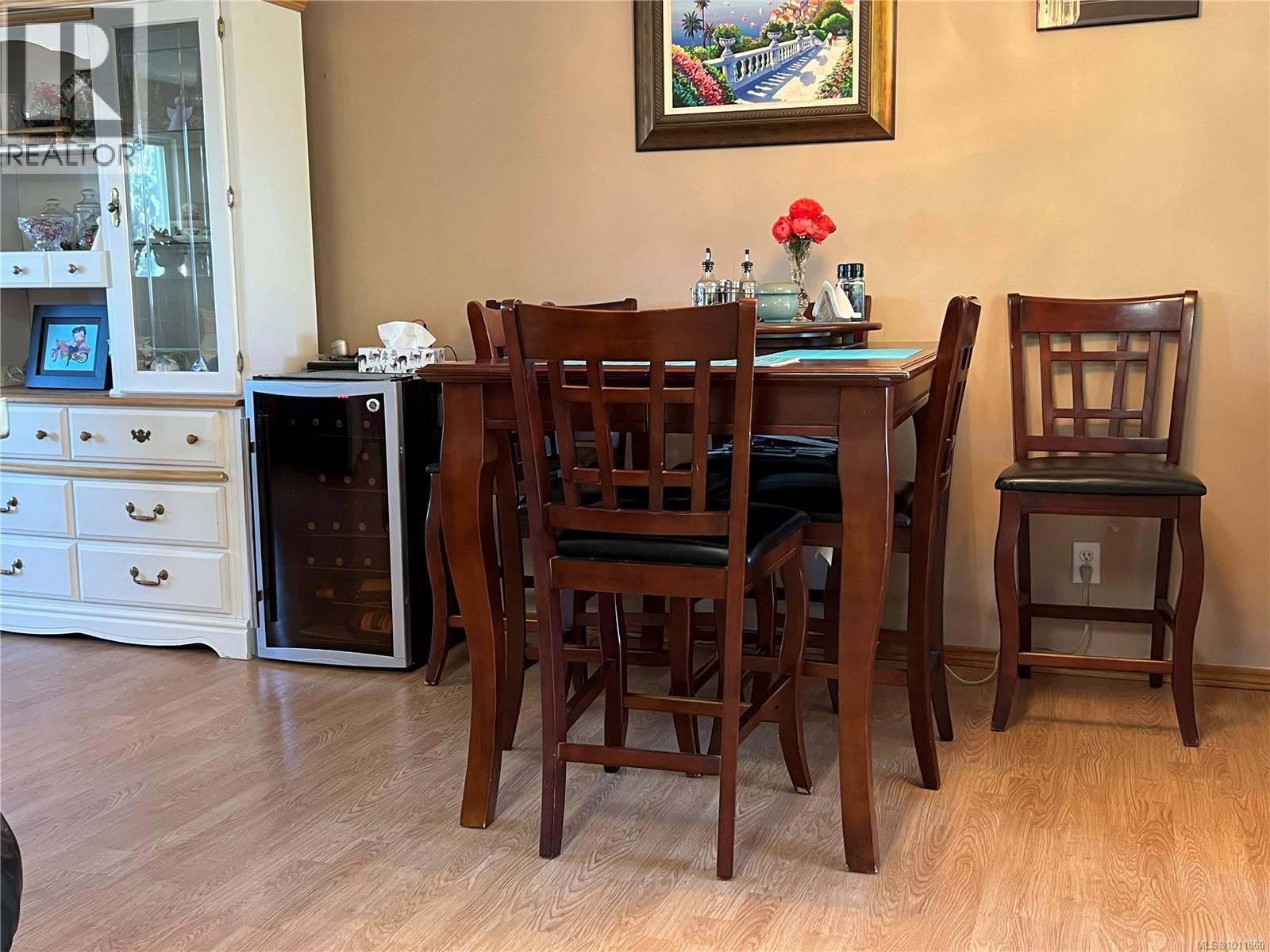 Photo 8 of 539 Rowan Ave, Parksville BC