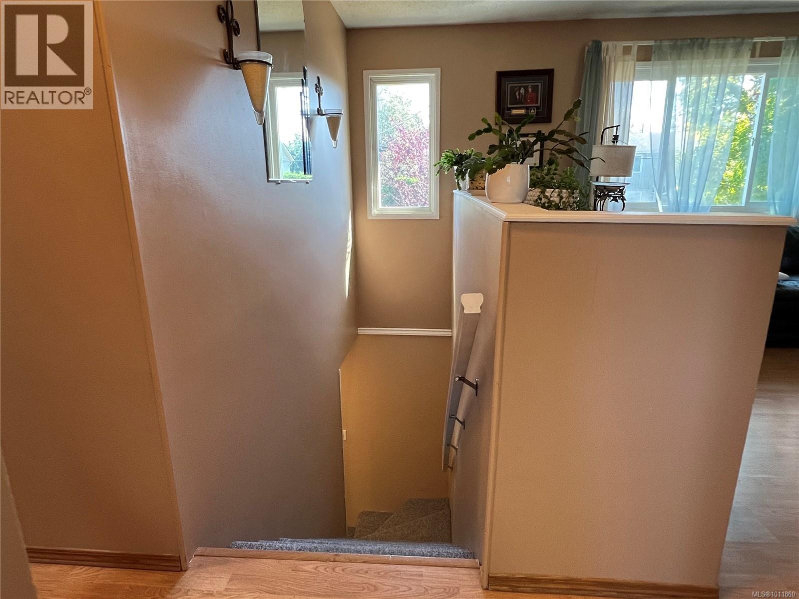 Photo 9 of 539 Rowan Ave, Parksville BC