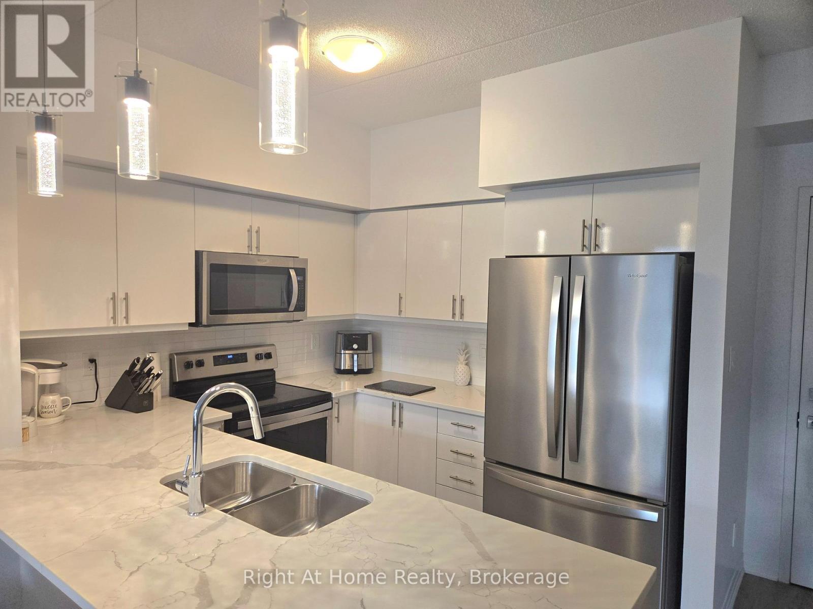 Photo 4 of 214 610 Farmstead Drive, Milton ON