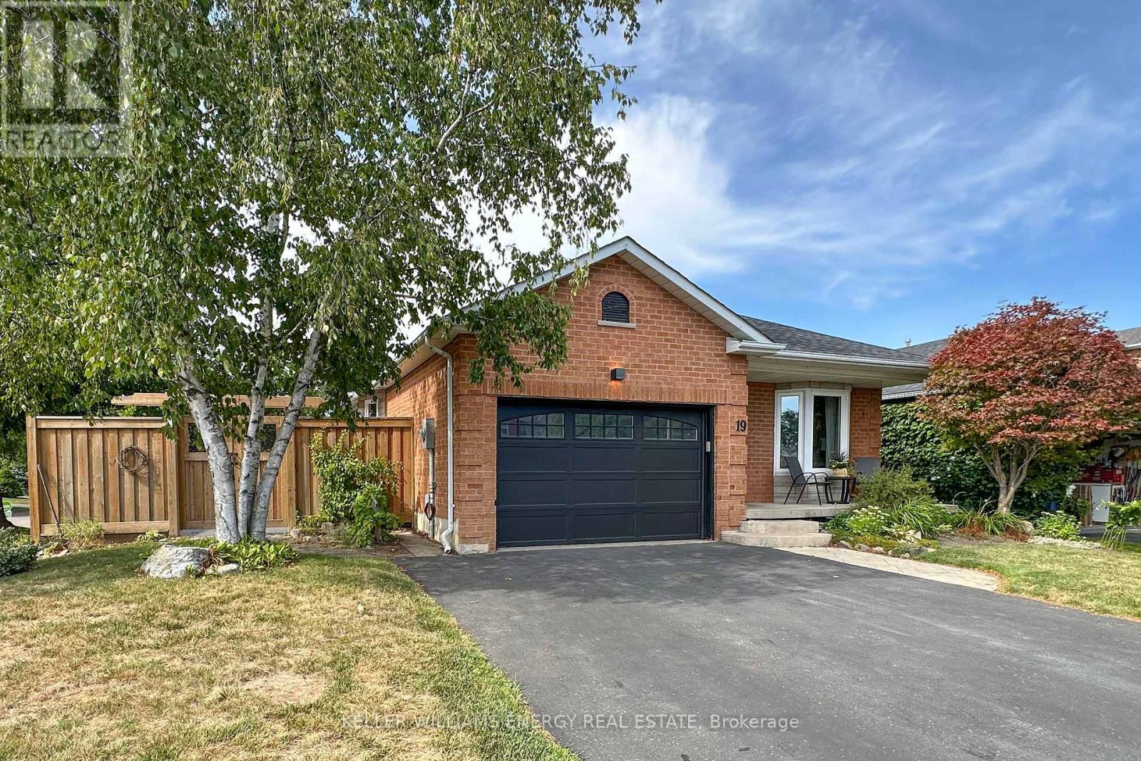 Photo 33 of 19 Stephen Avenue, Clarington ON